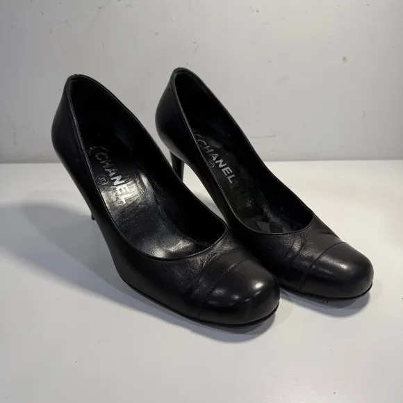 Chanel Black Pumps Heels Women’s 7.5 Size Leather Closed Toe Gold Logo Shoes