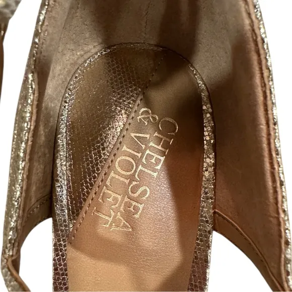 Chelsea &amp; Violet Gold Platform Heels Size 6