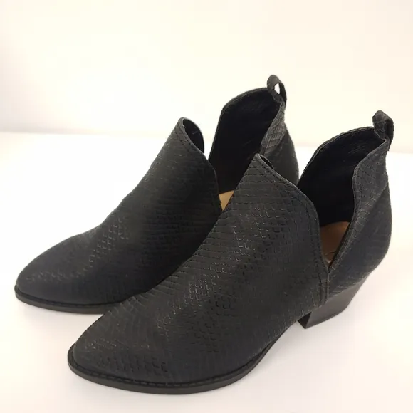 Chinese Laundry Cortes Snakeskin Snake Embossed Black Boots 5.5