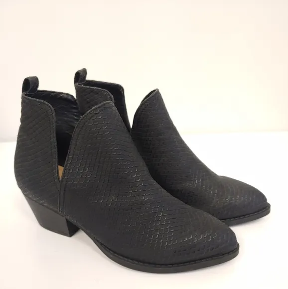 Chinese Laundry Cortes Snakeskin Snake Embossed Black Boots 5.5