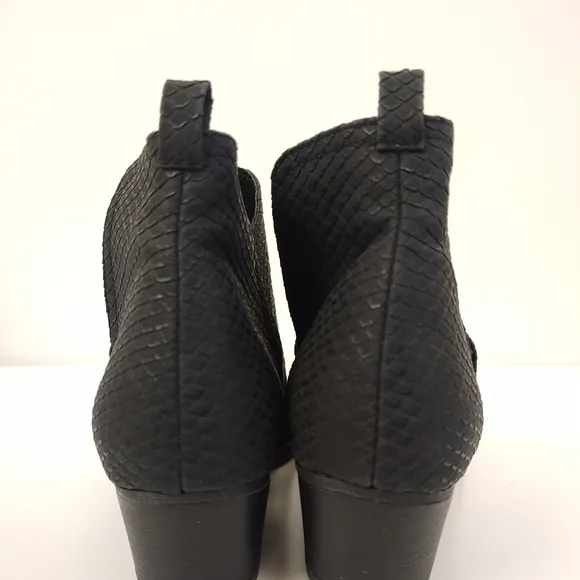 Chinese Laundry Cortes Snakeskin Snake Embossed Black Boots 5.5