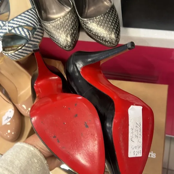 Christian Louboutin Black Leather Pumps 39.5