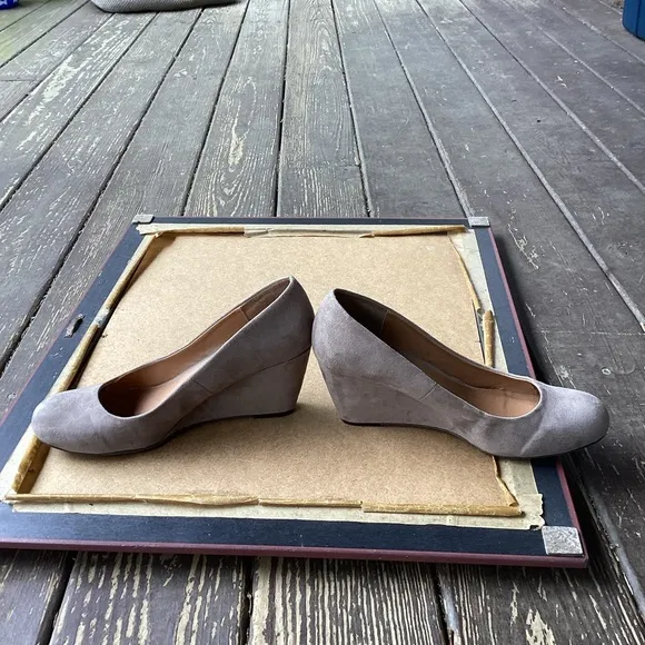CL by Laundry taupe wedge academia Suede Women's Pumps, size 9.5