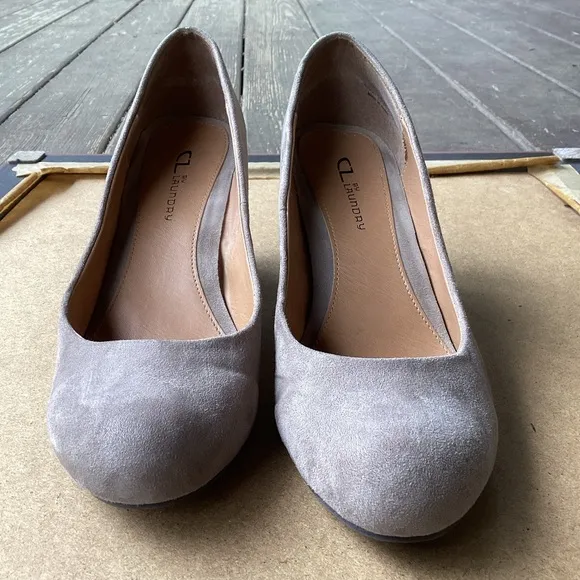 CL by Laundry taupe wedge academia Suede Women's Pumps, size 9.5