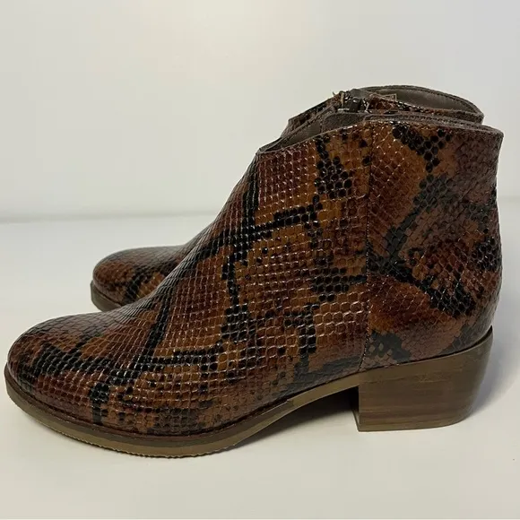 Clarks Womens  MILA MYTH Leather Snake Skin Block Heel Ankle Boots Booties Sz 6