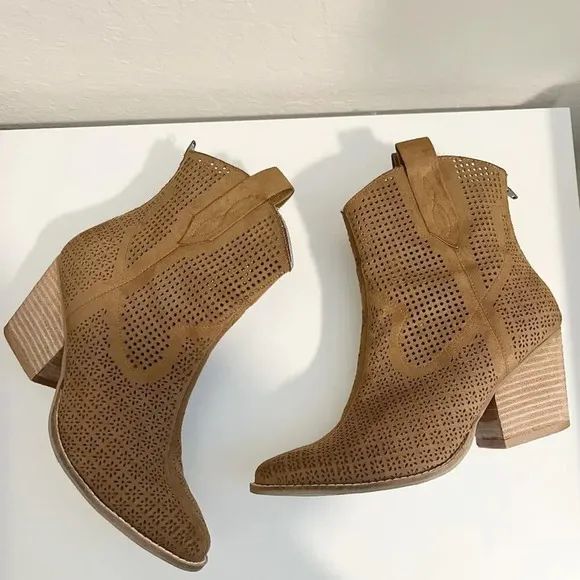 COCONUT by MATISSE Back Road Perforated Western Ankle Boots size 8.5