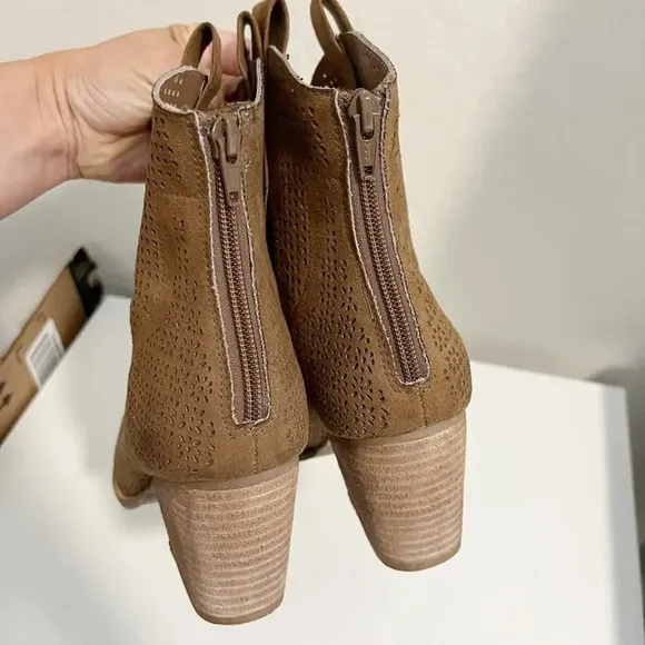 COCONUT by MATISSE Back Road Perforated Western Ankle Boots size 8.5