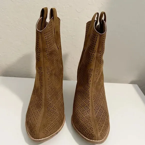 COCONUT by MATISSE Back Road Perforated Western Ankle Boots size 8.5
