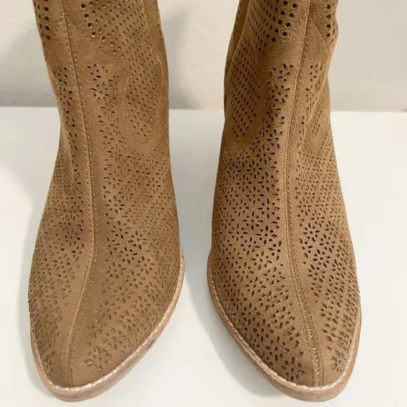 COCONUT by MATISSE Back Road Perforated Western Ankle Boots size 8.5