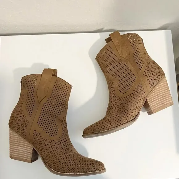 COCONUT by MATISSE Back Road Perforated Western Ankle Boots size 8.5