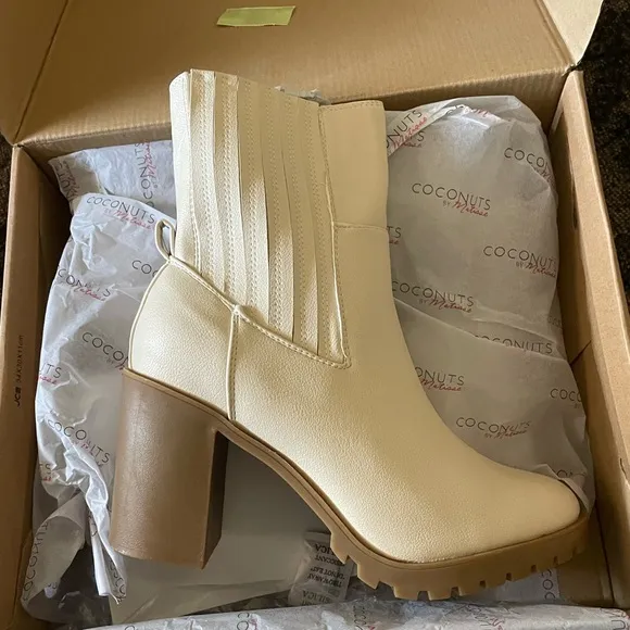 Coconuts by Matisse Dean Women's Block Heel Chelsea Boots Ivory