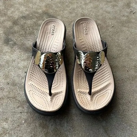 Crocs Sanrah Hammered Circle Wedge Sandals Espresso/Gold Women’s Size 7