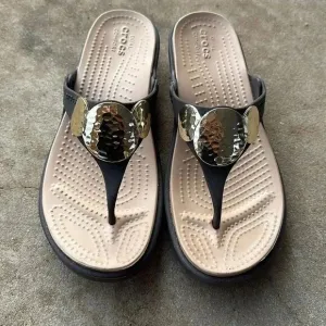 Crocs Sanrah Hammered Circle Wedge Sandals Espresso/Gold Women’s Size 7