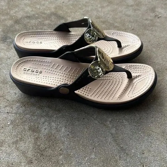 Crocs Sanrah Hammered Circle Wedge Sandals Espresso/Gold Women’s Size 7