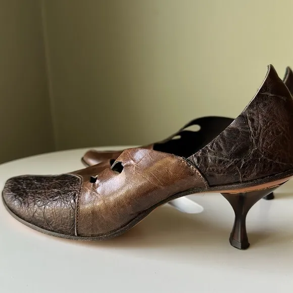 CYDWOQ Vintage Kitten Heels Handmade Leather Cut Out Textured Size  37 US 7