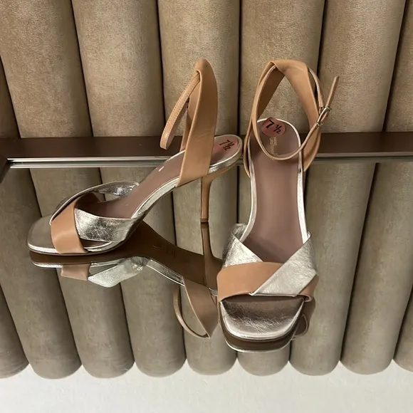 Diane Von Fustenberg sandals new