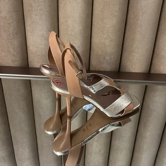 Diane Von Fustenberg sandals new