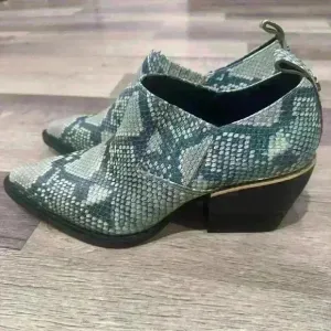 DKNY WOMAN ROXY SNAKE-EFFECT LEATHER ANKLE BOOTSANIMAL PRINT
