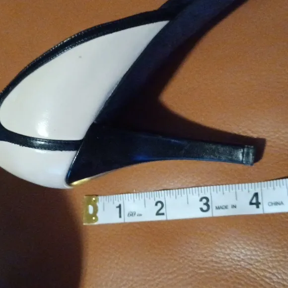 💫DKNY Women's Black and Cream Heels