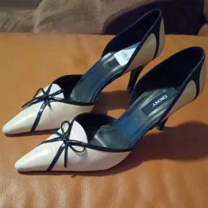 💫DKNY Women's Black and Cream Heels