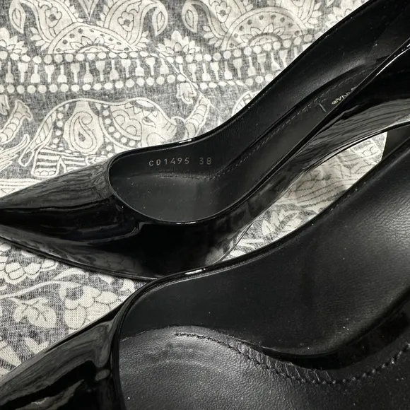Dolce &amp; Gabbana great shape black patent leather pointed toe stiletto pumps heel