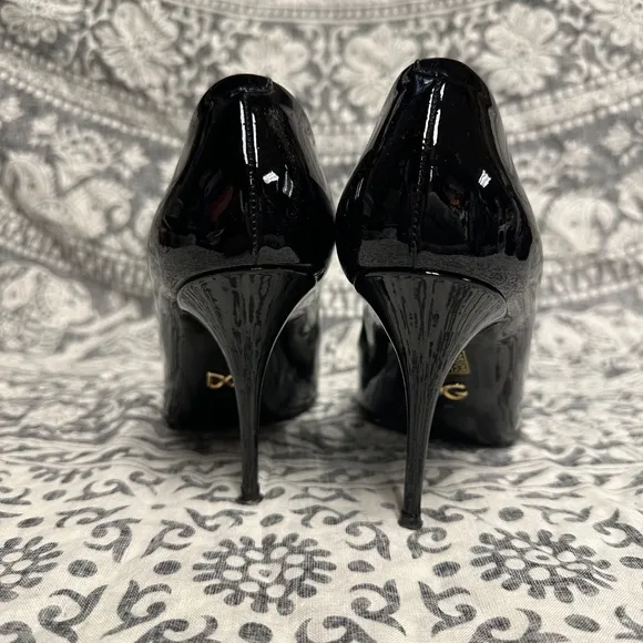 Dolce &amp; Gabbana great shape black patent leather pointed toe stiletto pumps heel