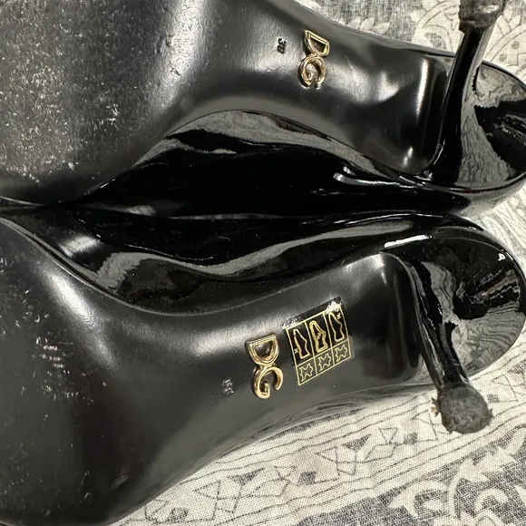 Dolce &amp; Gabbana great shape black patent leather pointed toe stiletto pumps heel