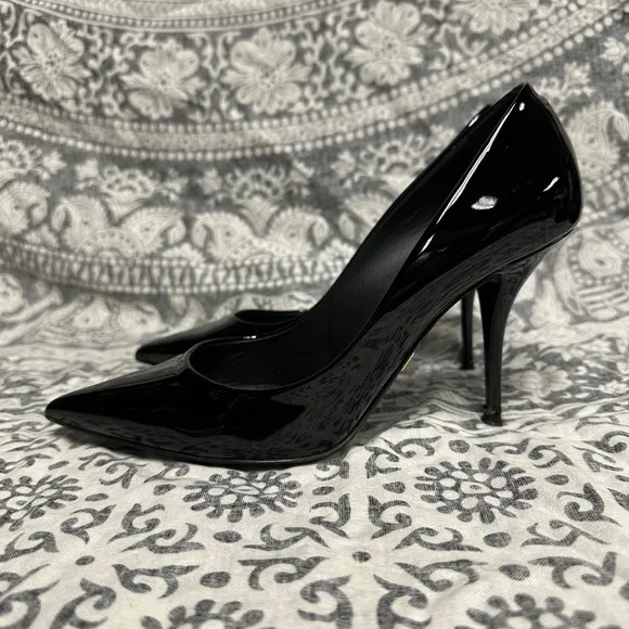 Dolce &amp; Gabbana great shape black patent leather pointed toe stiletto pumps heel