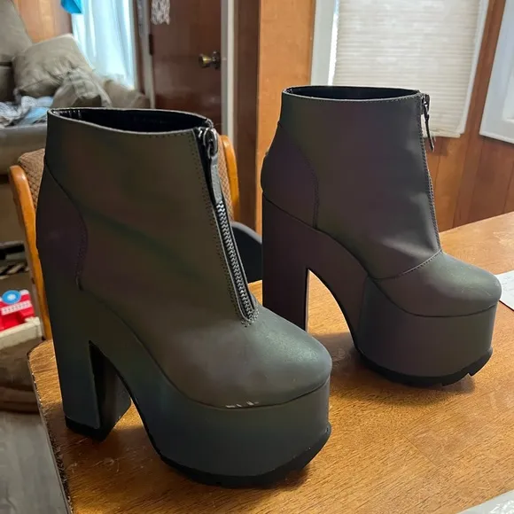 Dolls Kill Y.R.U. Nightmare Reflective Platform Heeled Boots Shoes Size US 8