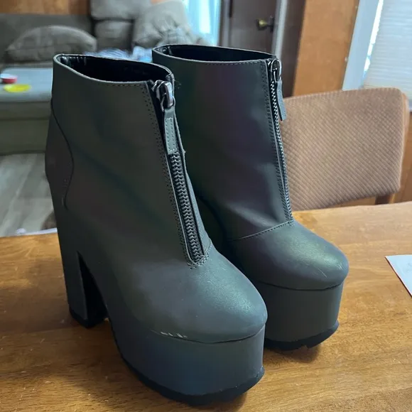 Dolls Kill Y.R.U. Nightmare Reflective Platform Heeled Boots Shoes Size US 8