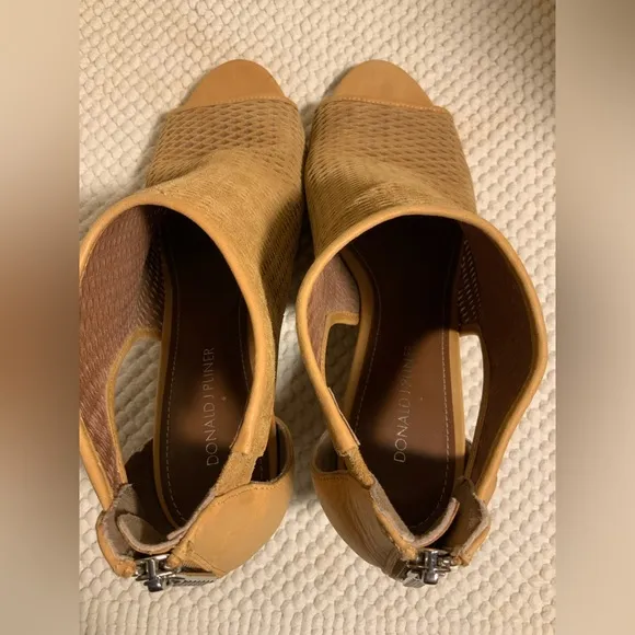 DONALD J PLINER WOMENS LEATHER WEDGE SANDALS