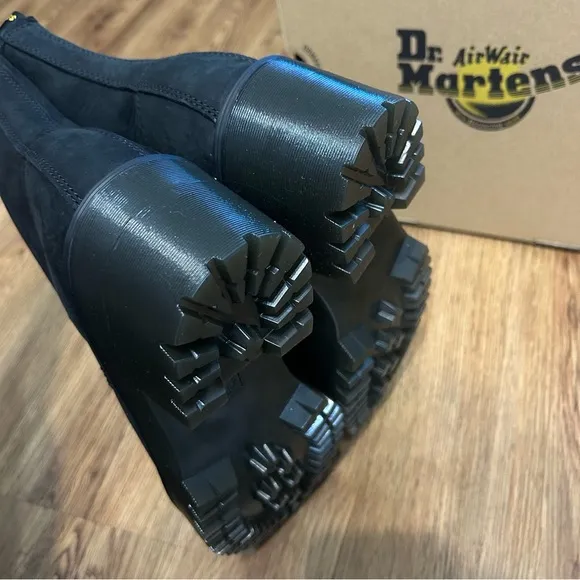 DR MARTENS Leona black leather heeled platform lace up combat boots booties sz7