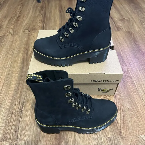 DR MARTENS Leona black leather heeled platform lace up combat boots booties sz7