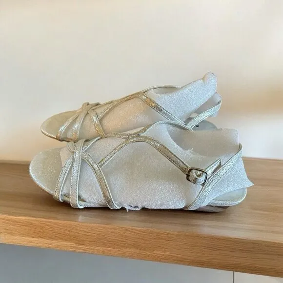 Easy Street Shiny Silver Faux Leather Crossover Wedge Sandals 7 M NEW
