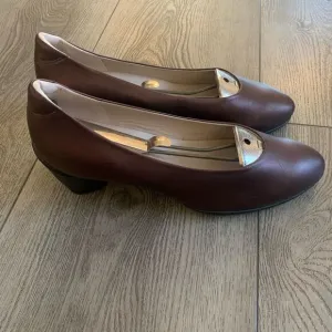 Ecco woman’s heel shoes very beautiful color