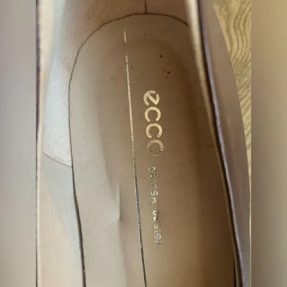 Ecco woman’s heel shoes very beautiful color
