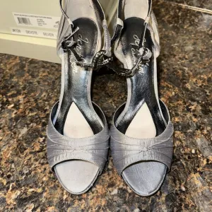 Elegant Jen and Kim Silver Women's Heels