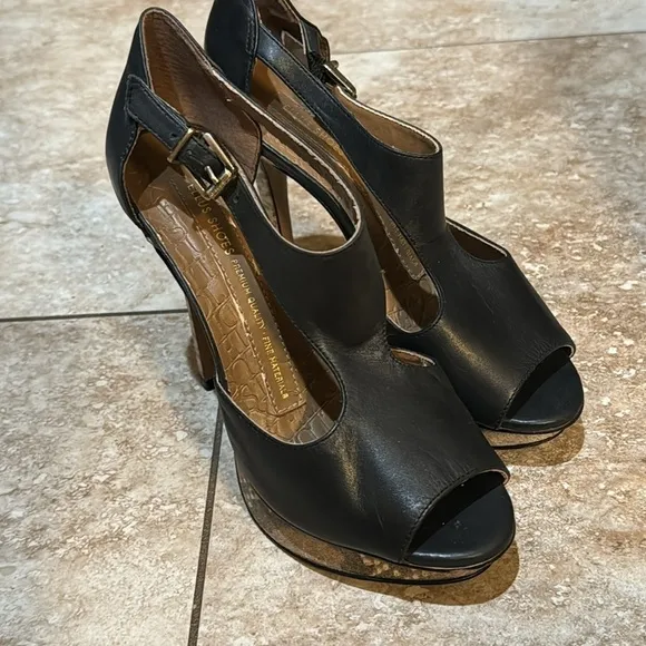 Ellus designer shoes! New over $450. Black leather snake design.