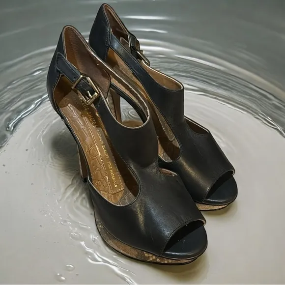 Ellus designer shoes! New over $450. Black leather snake design.