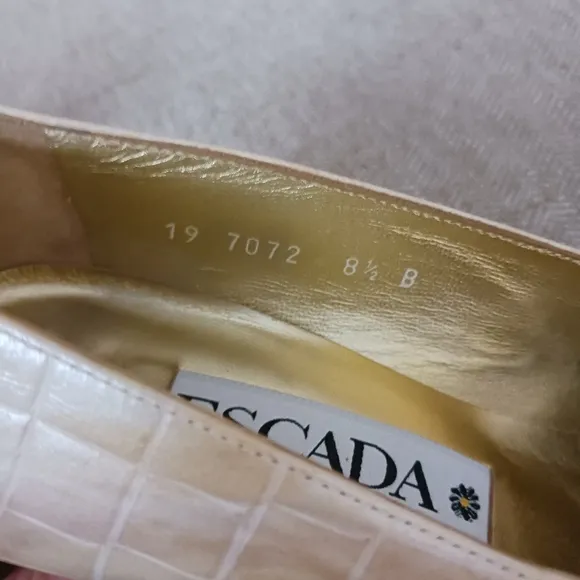 Escada Elegant Cream Embossed Leather Pumps