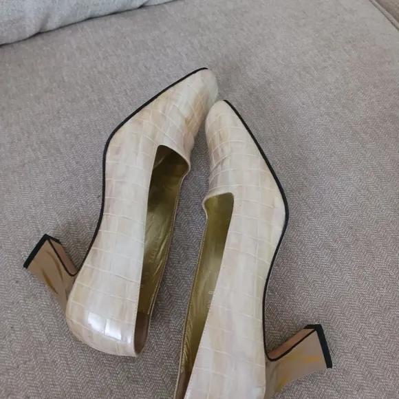 Escada Elegant Cream Embossed Leather Pumps