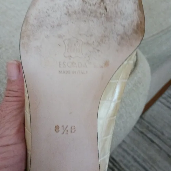 Escada Elegant Cream Embossed Leather Pumps