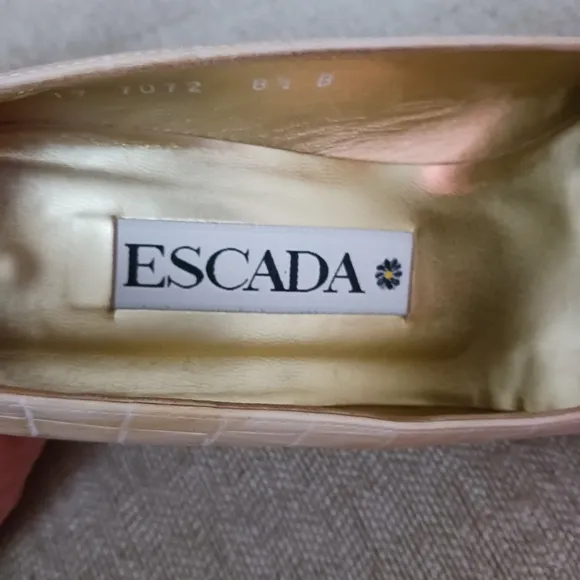Escada Elegant Cream Embossed Leather Pumps
