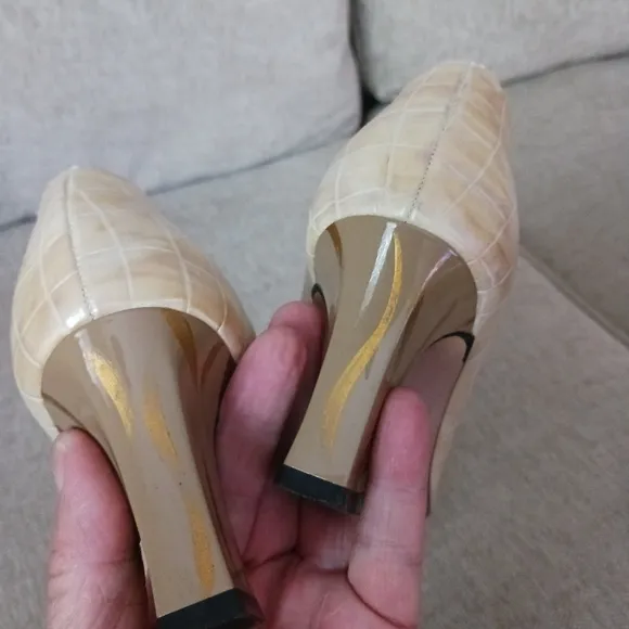 Escada Elegant Cream Embossed Leather Pumps