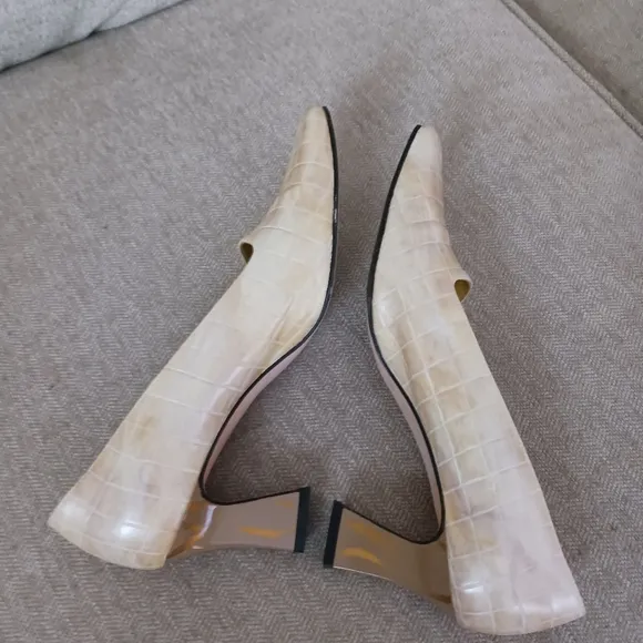 Escada Elegant Cream Embossed Leather Pumps