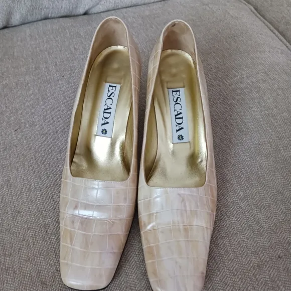 Escada Elegant Cream Embossed Leather Pumps