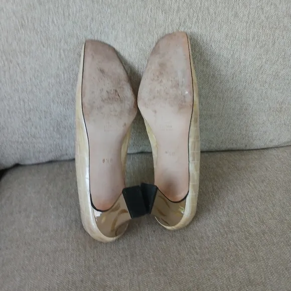 Escada Elegant Cream Embossed Leather Pumps