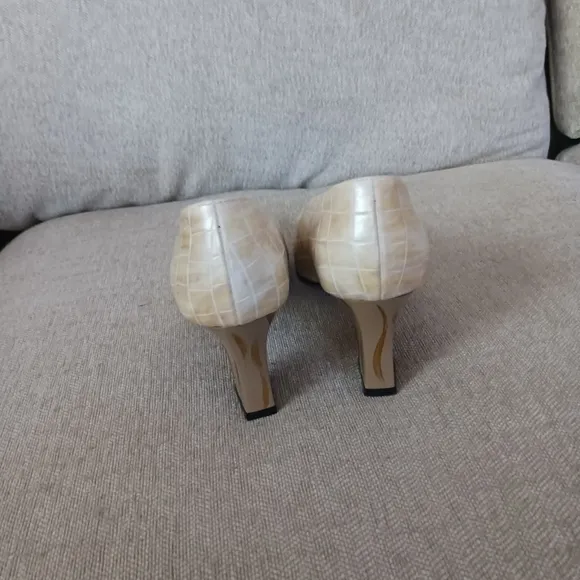 Escada Elegant Cream Embossed Leather Pumps