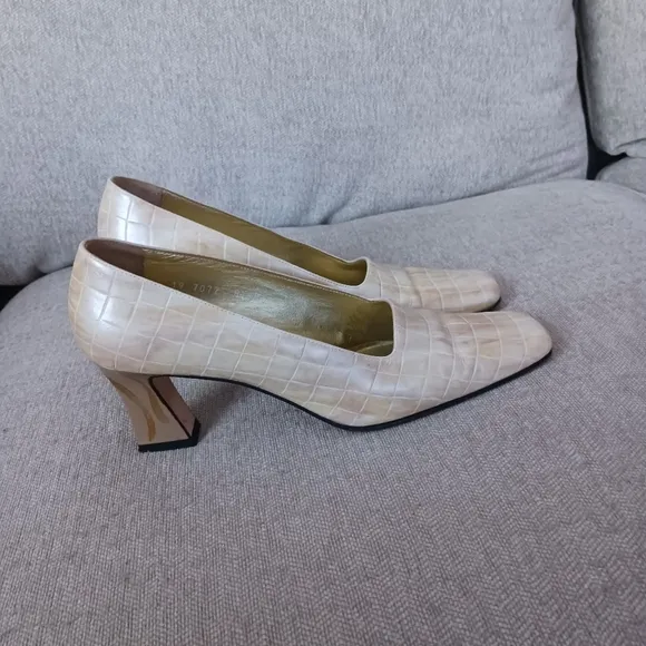 Escada Elegant Cream Embossed Leather Pumps