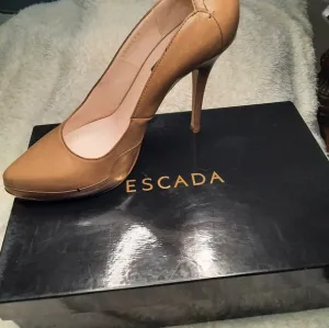 Escada Pumps